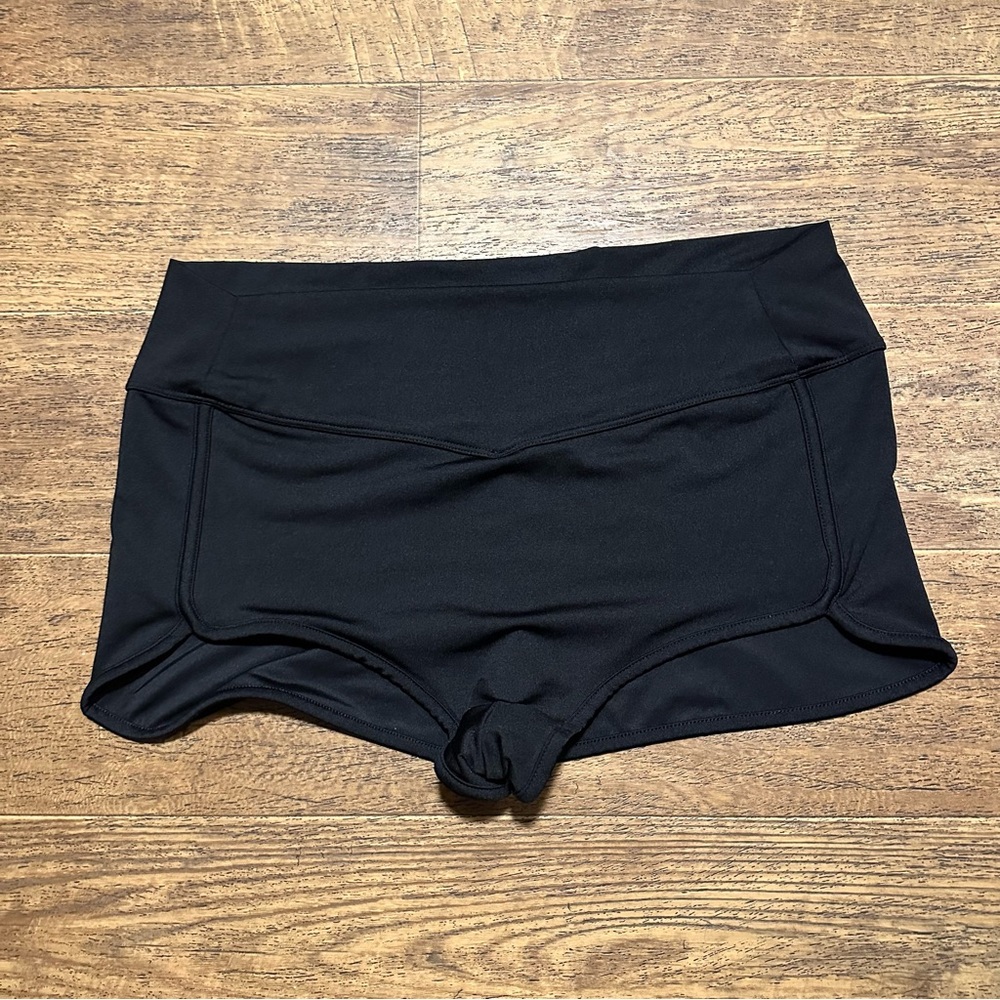 LIKE NEW XL ULTIMATE GYM TO SWIM SHORTIE
SWIM BOTTOMS
CUTE RETRO STYLE CUT
BLACK